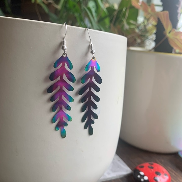 ✨NWT✨ Iridescent Fern Dangling Earring ✨Handmade✨ Artisan✨925 Silver Hooks - Picture 2 of 6